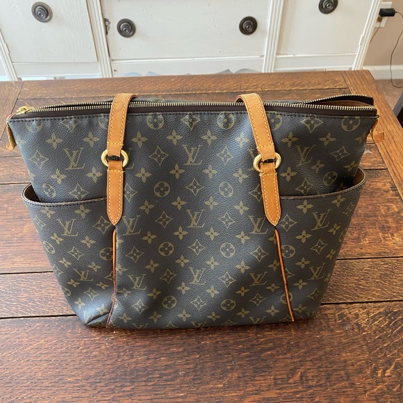 Louis Vuitton Handbags - Louis Vuitton Totally MM